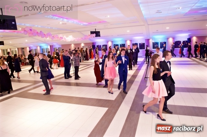 Zdjęcie w galerii na portalu naszraciborz.pl: Tak to było w Zakrzowie, czyli wspomnienie studniówki maturzystów II LO wiadomości z regionu