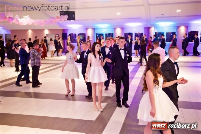 Zdjęcie w galerii na portalu naszraciborz.pl: Tak to było w Zakrzowie, czyli wspomnienie studniówki maturzystów II LO wiadomości z regionu