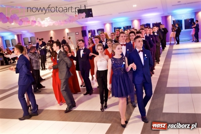 Zdjęcie w galerii na portalu naszraciborz.pl: Tak to było w Zakrzowie, czyli wspomnienie studniówki maturzystów II LO wiadomości z regionu