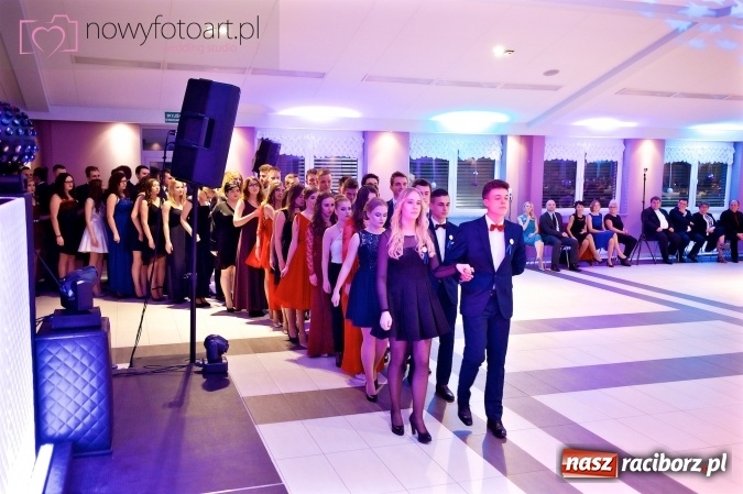 Zdjęcie w galerii na portalu naszraciborz.pl: Tak to było w Zakrzowie, czyli wspomnienie studniówki maturzystów II LO wiadomości z regionu