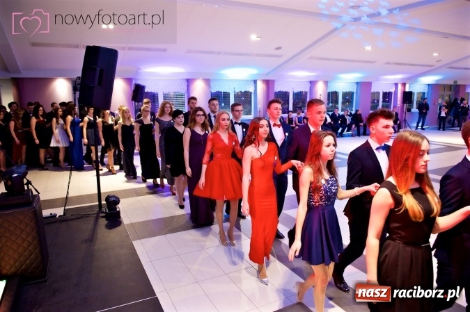 Zdjęcie w galerii na portalu naszraciborz.pl: Tak to było w Zakrzowie, czyli wspomnienie studniówki maturzystów II LO wiadomości z regionu