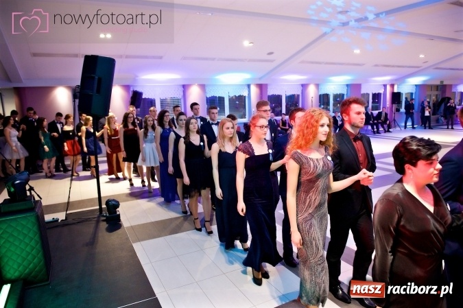 Zdjęcie w galerii na portalu naszraciborz.pl: Tak to było w Zakrzowie, czyli wspomnienie studniówki maturzystów II LO wiadomości z regionu