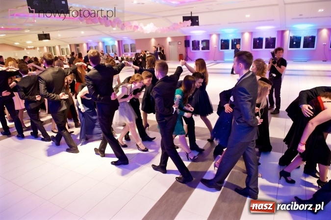 Zdjęcie w galerii na portalu naszraciborz.pl: Tak to było w Zakrzowie, czyli wspomnienie studniówki maturzystów II LO wiadomości z regionu