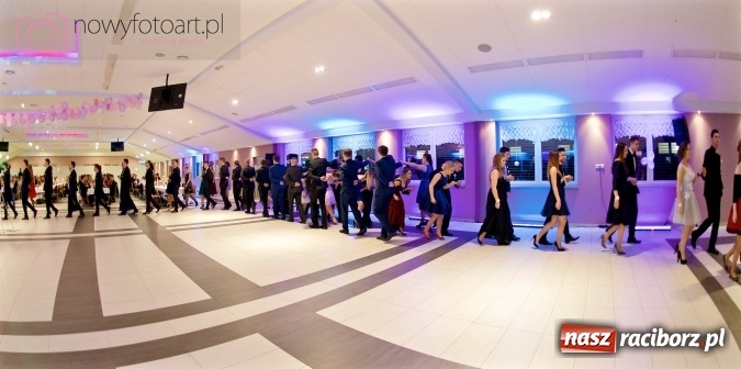 Zdjęcie w galerii na portalu naszraciborz.pl: Tak to było w Zakrzowie, czyli wspomnienie studniówki maturzystów II LO wiadomości z regionu