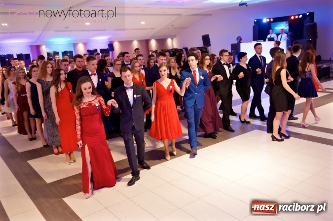 Zdjęcie w galerii na portalu naszraciborz.pl: Tak to było w Zakrzowie, czyli wspomnienie studniówki maturzystów II LO wiadomości z regionu