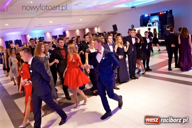 Zdjęcie w galerii na portalu naszraciborz.pl: Tak to było w Zakrzowie, czyli wspomnienie studniówki maturzystów II LO wiadomości z regionu