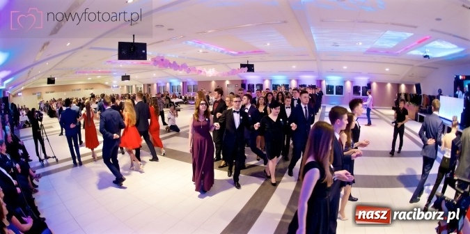 Zdjęcie w galerii na portalu naszraciborz.pl: Tak to było w Zakrzowie, czyli wspomnienie studniówki maturzystów II LO wiadomości z regionu