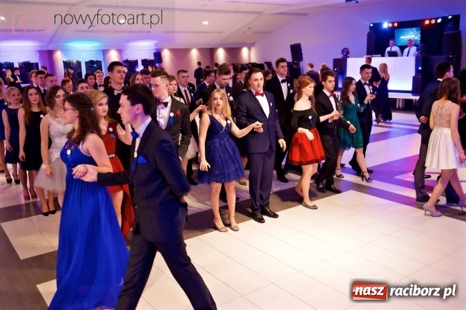 Zdjęcie w galerii na portalu naszraciborz.pl: Tak to było w Zakrzowie, czyli wspomnienie studniówki maturzystów II LO wiadomości z regionu