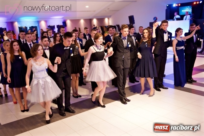 Zdjęcie w galerii na portalu naszraciborz.pl: Tak to było w Zakrzowie, czyli wspomnienie studniówki maturzystów II LO wiadomości z regionu