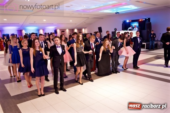 Zdjęcie w galerii na portalu naszraciborz.pl: Tak to było w Zakrzowie, czyli wspomnienie studniówki maturzystów II LO wiadomości z regionu