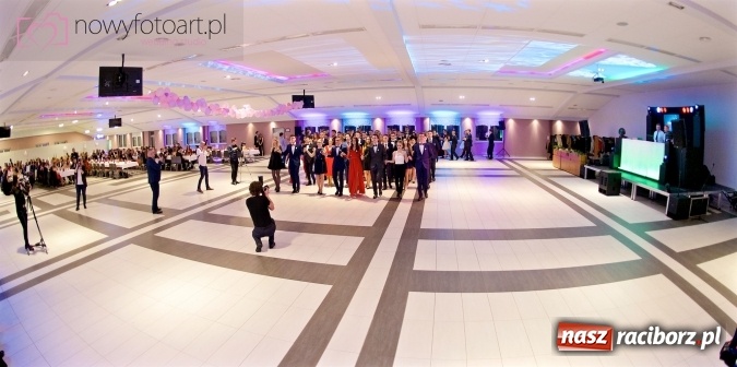 Zdjęcie w galerii na portalu naszraciborz.pl: Tak to było w Zakrzowie, czyli wspomnienie studniówki maturzystów II LO wiadomości z regionu