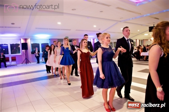 Zdjęcie w galerii na portalu naszraciborz.pl: Tak to było w Zakrzowie, czyli wspomnienie studniówki maturzystów II LO wiadomości z regionu