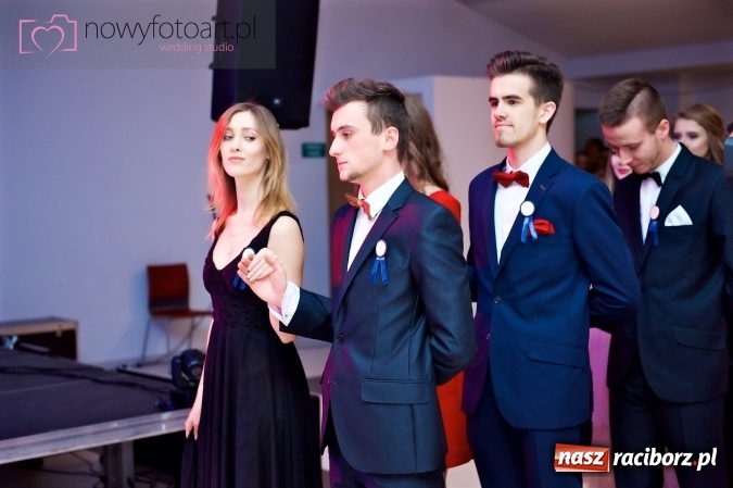 Zdjęcie w galerii na portalu naszraciborz.pl: Tak to było w Zakrzowie, czyli wspomnienie studniówki maturzystów II LO wiadomości z regionu