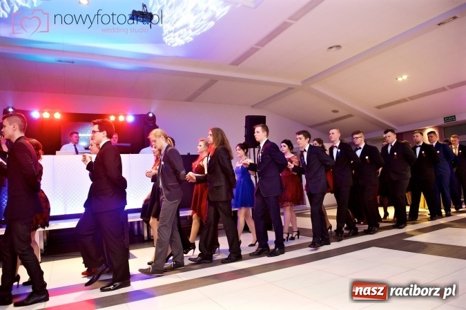 Zdjęcie w galerii na portalu naszraciborz.pl: Tak to było w Zakrzowie, czyli wspomnienie studniówki maturzystów II LO wiadomości z regionu