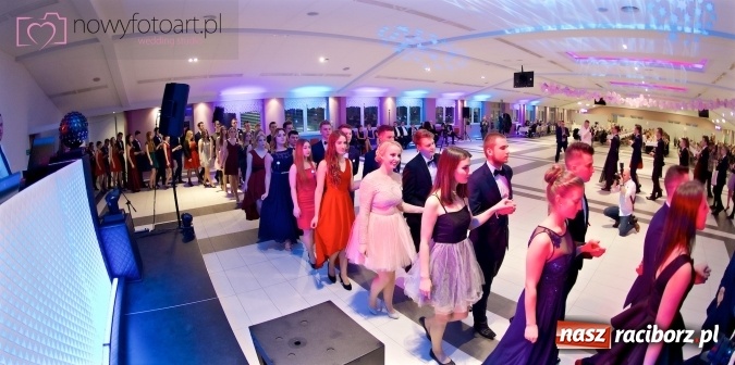 Zdjęcie w galerii na portalu naszraciborz.pl: Tak to było w Zakrzowie, czyli wspomnienie studniówki maturzystów II LO wiadomości z regionu