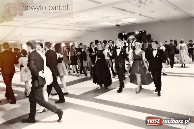 Zdjęcie w galerii na portalu naszraciborz.pl: Tak to było w Zakrzowie, czyli wspomnienie studniówki maturzystów II LO wiadomości z regionu