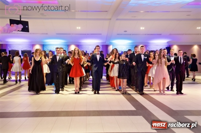 Zdjęcie w galerii na portalu naszraciborz.pl: Tak to było w Zakrzowie, czyli wspomnienie studniówki maturzystów II LO wiadomości z regionu