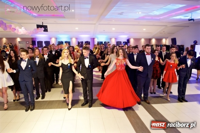 Zdjęcie w galerii na portalu naszraciborz.pl: Tak to było w Zakrzowie, czyli wspomnienie studniówki maturzystów II LO wiadomości z regionu