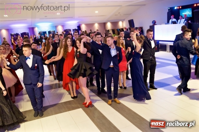 Zdjęcie w galerii na portalu naszraciborz.pl: Tak to było w Zakrzowie, czyli wspomnienie studniówki maturzystów II LO wiadomości z regionu