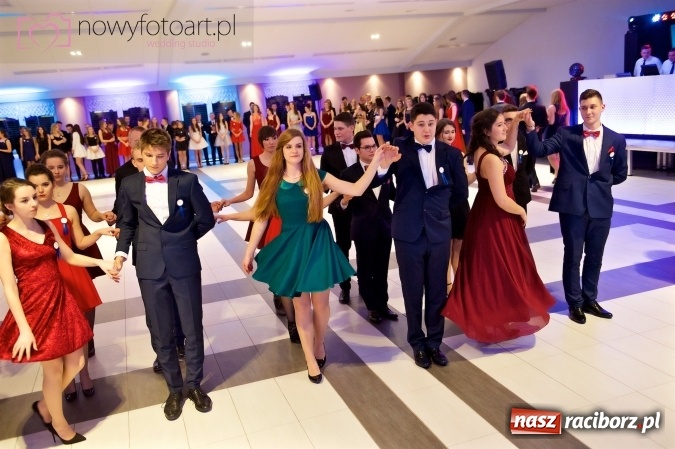 Zdjęcie w galerii na portalu naszraciborz.pl: Tak to było w Zakrzowie, czyli wspomnienie studniówki maturzystów II LO wiadomości z regionu