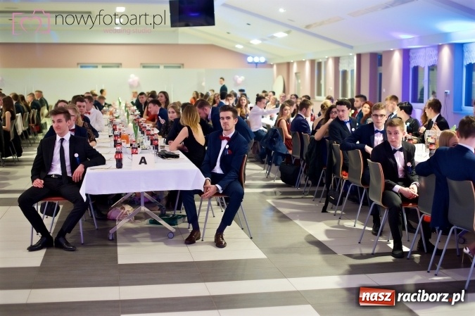 Zdjęcie w galerii na portalu naszraciborz.pl: Tak to było w Zakrzowie, czyli wspomnienie studniówki maturzystów II LO wiadomości z regionu