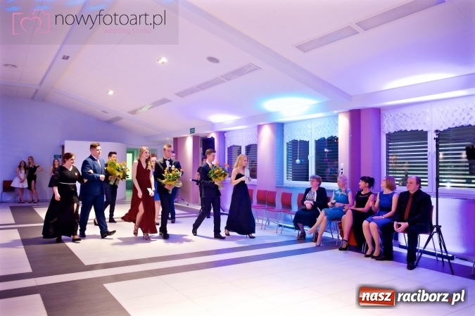 Zdjęcie w galerii na portalu naszraciborz.pl: Tak to było w Zakrzowie, czyli wspomnienie studniówki maturzystów II LO wiadomości z regionu