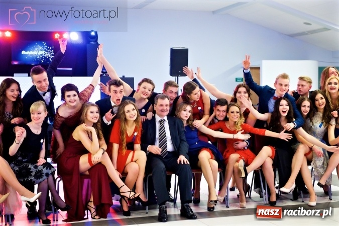 Zdjęcie w galerii na portalu naszraciborz.pl: Tak to było w Zakrzowie, czyli wspomnienie studniówki maturzystów II LO wiadomości z regionu