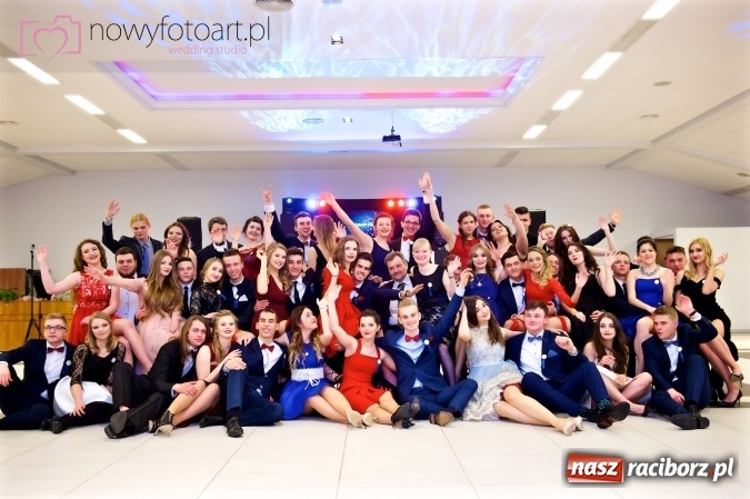 Zdjęcie w galerii na portalu naszraciborz.pl: Tak to było w Zakrzowie, czyli wspomnienie studniówki maturzystów II LO wiadomości z regionu