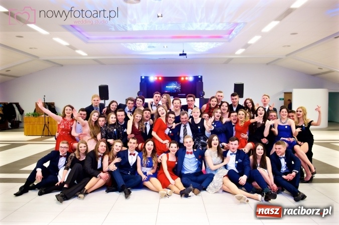 Zdjęcie w galerii na portalu naszraciborz.pl: Tak to było w Zakrzowie, czyli wspomnienie studniówki maturzystów II LO wiadomości z regionu