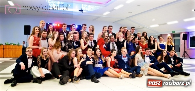 Zdjęcie w galerii na portalu naszraciborz.pl: Tak to było w Zakrzowie, czyli wspomnienie studniówki maturzystów II LO wiadomości z regionu