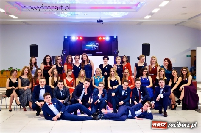 Zdjęcie w galerii na portalu naszraciborz.pl: Tak to było w Zakrzowie, czyli wspomnienie studniówki maturzystów II LO wiadomości z regionu