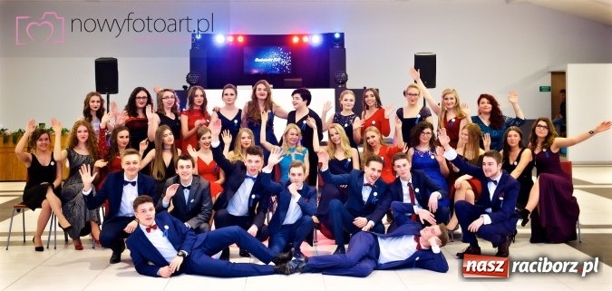 Zdjęcie w galerii na portalu naszraciborz.pl: Tak to było w Zakrzowie, czyli wspomnienie studniówki maturzystów II LO wiadomości z regionu