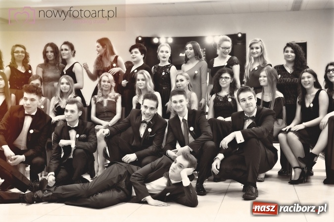 Zdjęcie w galerii na portalu naszraciborz.pl: Tak to było w Zakrzowie, czyli wspomnienie studniówki maturzystów II LO wiadomości z regionu