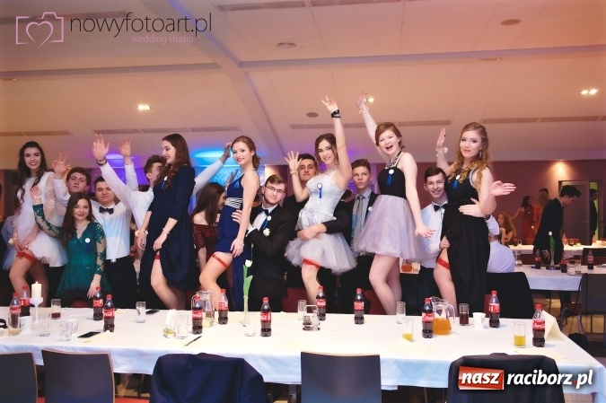 Zdjęcie w galerii na portalu naszraciborz.pl: Tak to było w Zakrzowie, czyli wspomnienie studniówki maturzystów II LO wiadomości z regionu