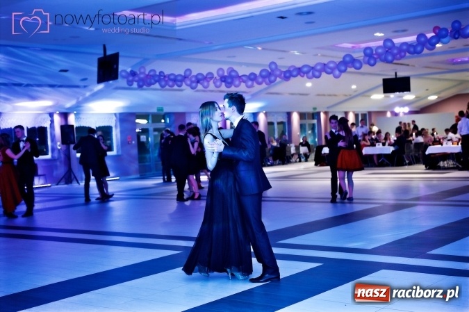 Zdjęcie w galerii na portalu naszraciborz.pl: Tak to było w Zakrzowie, czyli wspomnienie studniówki maturzystów II LO wiadomości z regionu