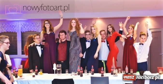 Zdjęcie w galerii na portalu naszraciborz.pl: Tak to było w Zakrzowie, czyli wspomnienie studniówki maturzystów II LO wiadomości z regionu