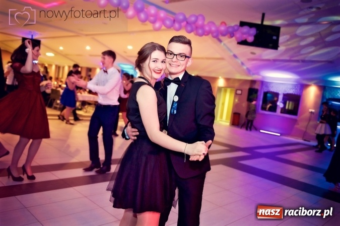 Zdjęcie w galerii na portalu naszraciborz.pl: Tak to było w Zakrzowie, czyli wspomnienie studniówki maturzystów II LO wiadomości z regionu