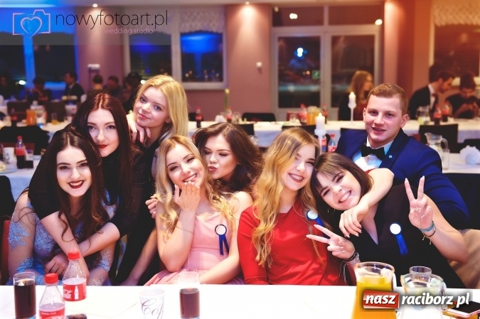 Zdjęcie w galerii na portalu naszraciborz.pl: Tak to było w Zakrzowie, czyli wspomnienie studniówki maturzystów II LO wiadomości z regionu