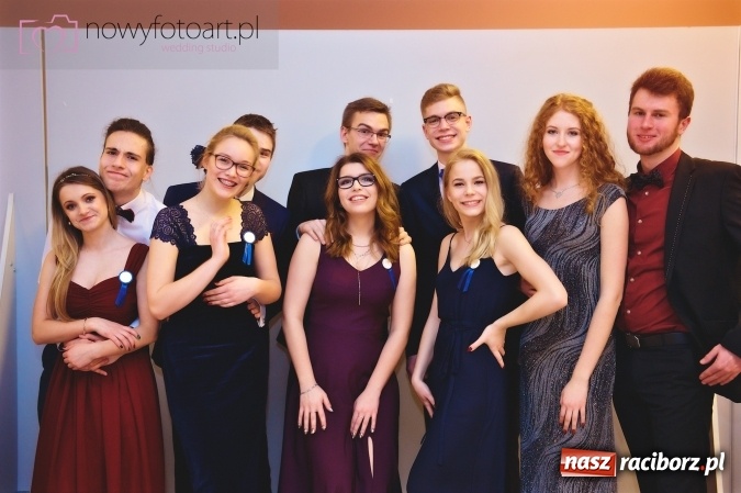 Zdjęcie w galerii na portalu naszraciborz.pl: Tak to było w Zakrzowie, czyli wspomnienie studniówki maturzystów II LO wiadomości z regionu