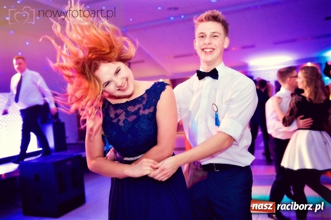 Zdjęcie w galerii na portalu naszraciborz.pl: Tak to było w Zakrzowie, czyli wspomnienie studniówki maturzystów II LO wiadomości z regionu