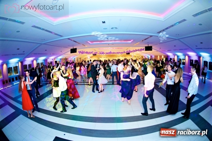 Zdjęcie w galerii na portalu naszraciborz.pl: Tak to było w Zakrzowie, czyli wspomnienie studniówki maturzystów II LO wiadomości z regionu