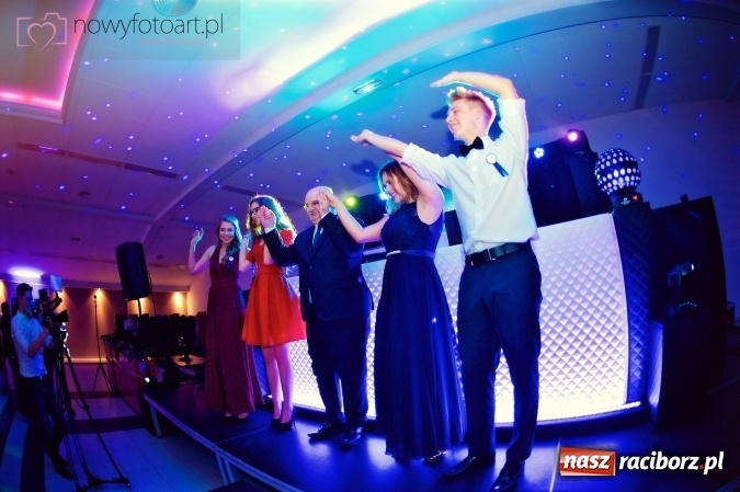 Zdjęcie w galerii na portalu naszraciborz.pl: Tak to było w Zakrzowie, czyli wspomnienie studniówki maturzystów II LO wiadomości z regionu