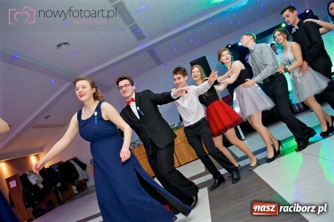 Zdjęcie w galerii na portalu naszraciborz.pl: Tak to było w Zakrzowie, czyli wspomnienie studniówki maturzystów II LO wiadomości z regionu