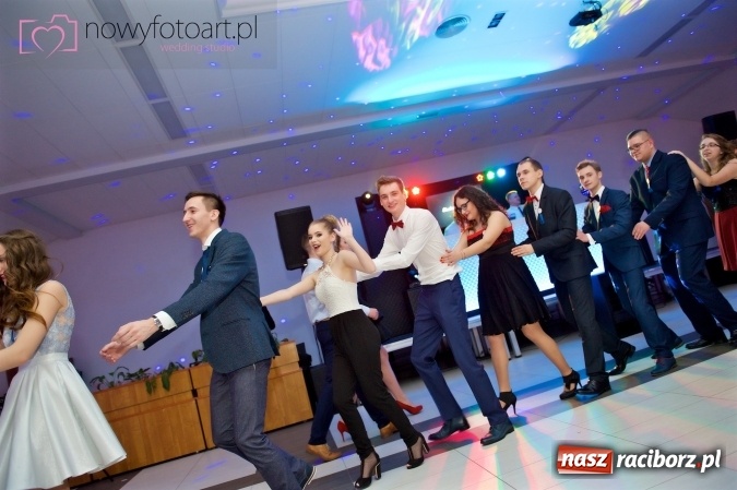 Zdjęcie w galerii na portalu naszraciborz.pl: Tak to było w Zakrzowie, czyli wspomnienie studniówki maturzystów II LO wiadomości z regionu