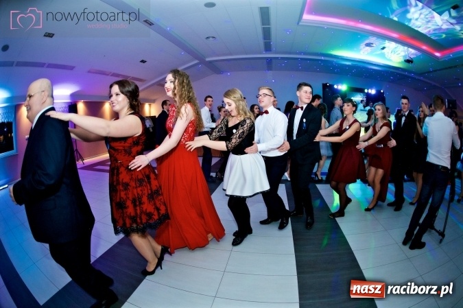 Zdjęcie w galerii na portalu naszraciborz.pl: Tak to było w Zakrzowie, czyli wspomnienie studniówki maturzystów II LO wiadomości z regionu