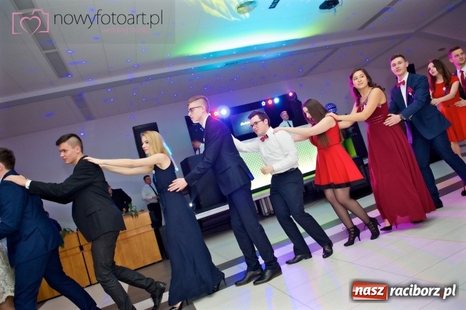 Zdjęcie w galerii na portalu naszraciborz.pl: Tak to było w Zakrzowie, czyli wspomnienie studniówki maturzystów II LO wiadomości z regionu