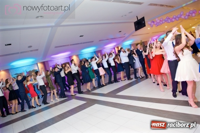 Zdjęcie w galerii na portalu naszraciborz.pl: Tak to było w Zakrzowie, czyli wspomnienie studniówki maturzystów II LO wiadomości z regionu