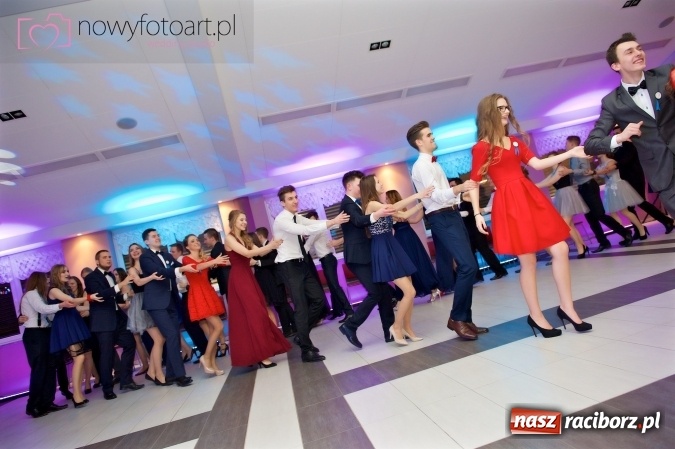 Zdjęcie w galerii na portalu naszraciborz.pl: Tak to było w Zakrzowie, czyli wspomnienie studniówki maturzystów II LO wiadomości z regionu