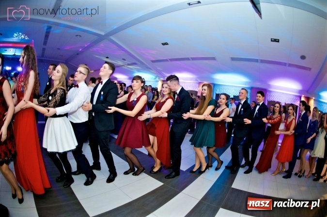 Zdjęcie w galerii na portalu naszraciborz.pl: Tak to było w Zakrzowie, czyli wspomnienie studniówki maturzystów II LO wiadomości z regionu