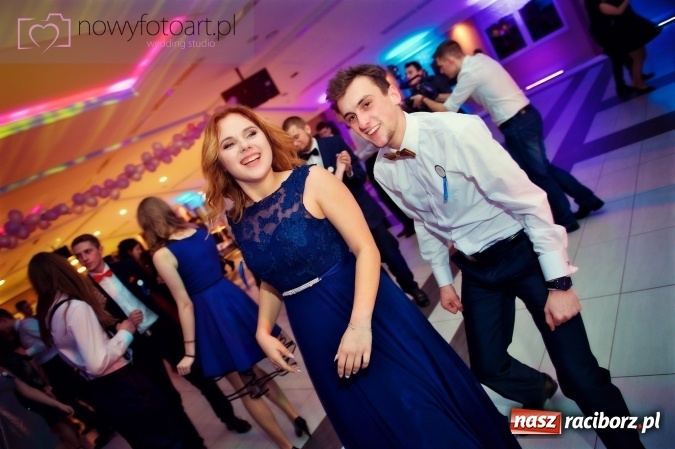 Zdjęcie w galerii na portalu naszraciborz.pl: Tak to było w Zakrzowie, czyli wspomnienie studniówki maturzystów II LO wiadomości z regionu